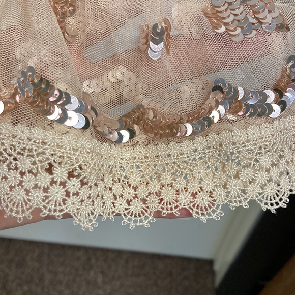 Chelsea & Violet NWT Women’s Top Size Large Taupe with Copper color Sequins - Picture 12 of 13